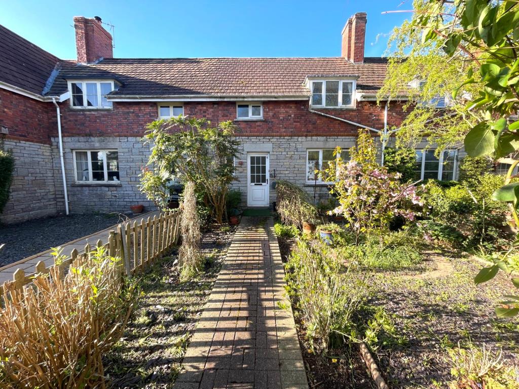 Lot: 186 - MID-TERRACE CHARACTER COTTAGE FOR UPDATING - Front of property and pathway